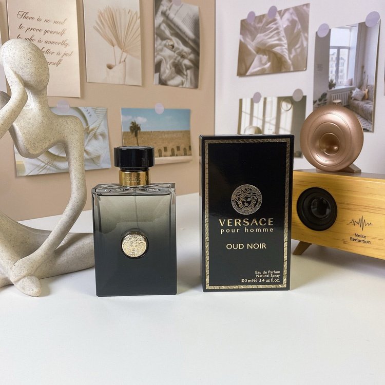 Versace Black Oud Eau de Parfu