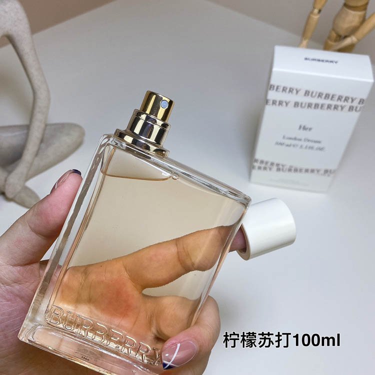 Burberry Flowers and Her Lemon Soda-3348 -3